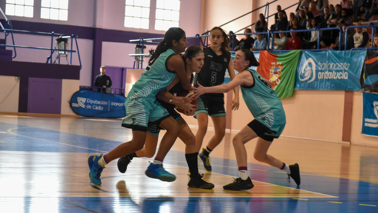 Las fotos de la ultima jornada del Andaluz infantil femenino de baloncesto en La Línea