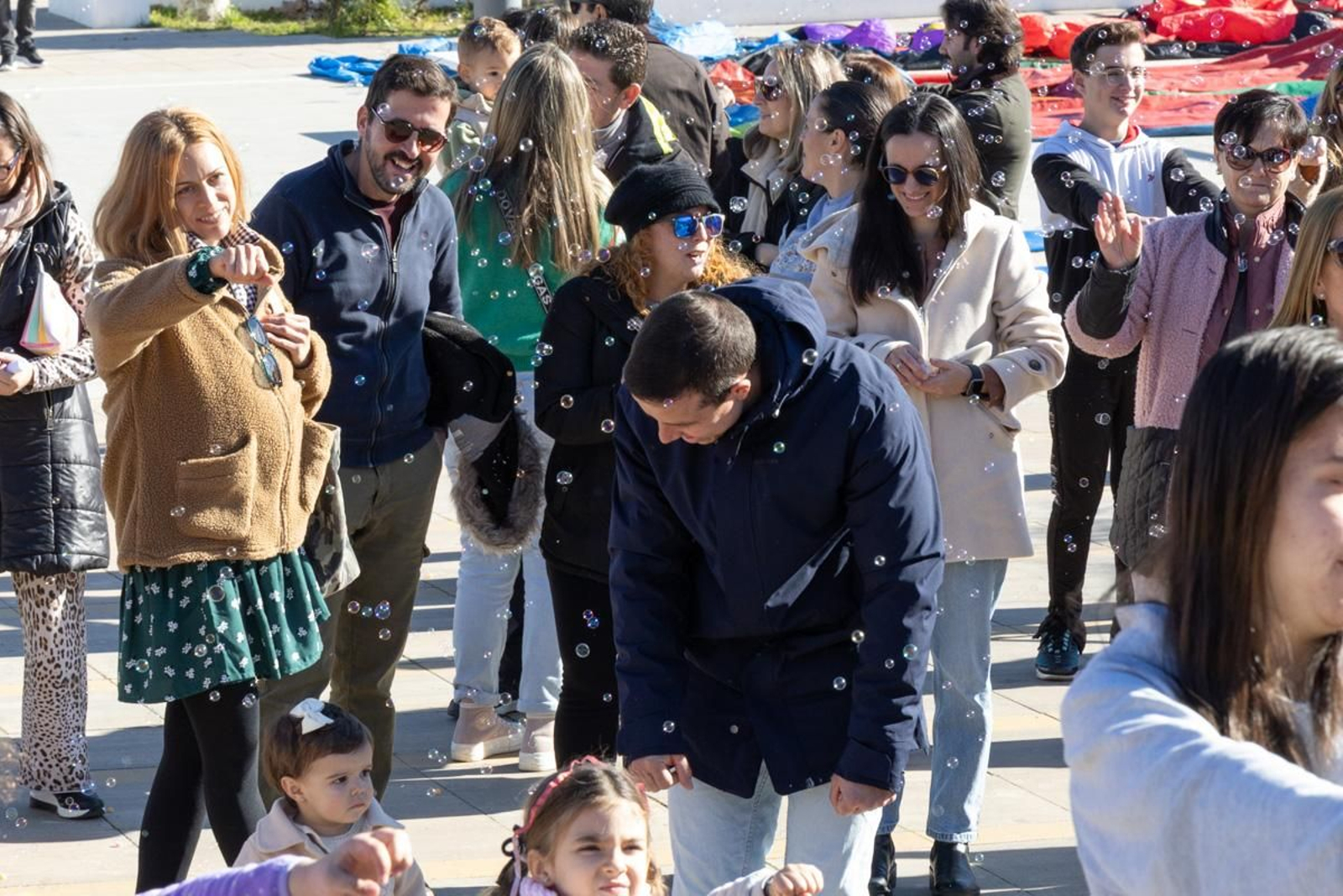Chocolatada solidaria, caravana de coches, campanadas infantiles y juegos para los más pequeños en Monte Lope Álvarez