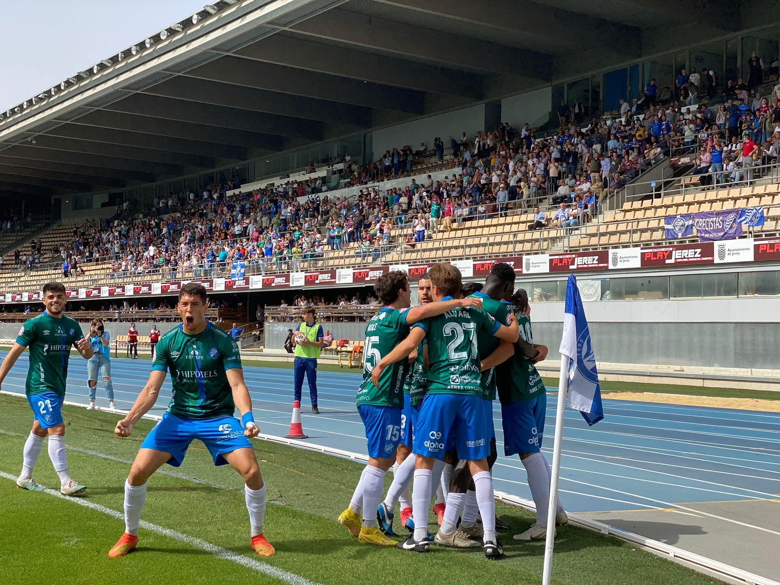 Los jugadores azulinos explotaron de alegría con el 1-0 de Gianluca Simeone.