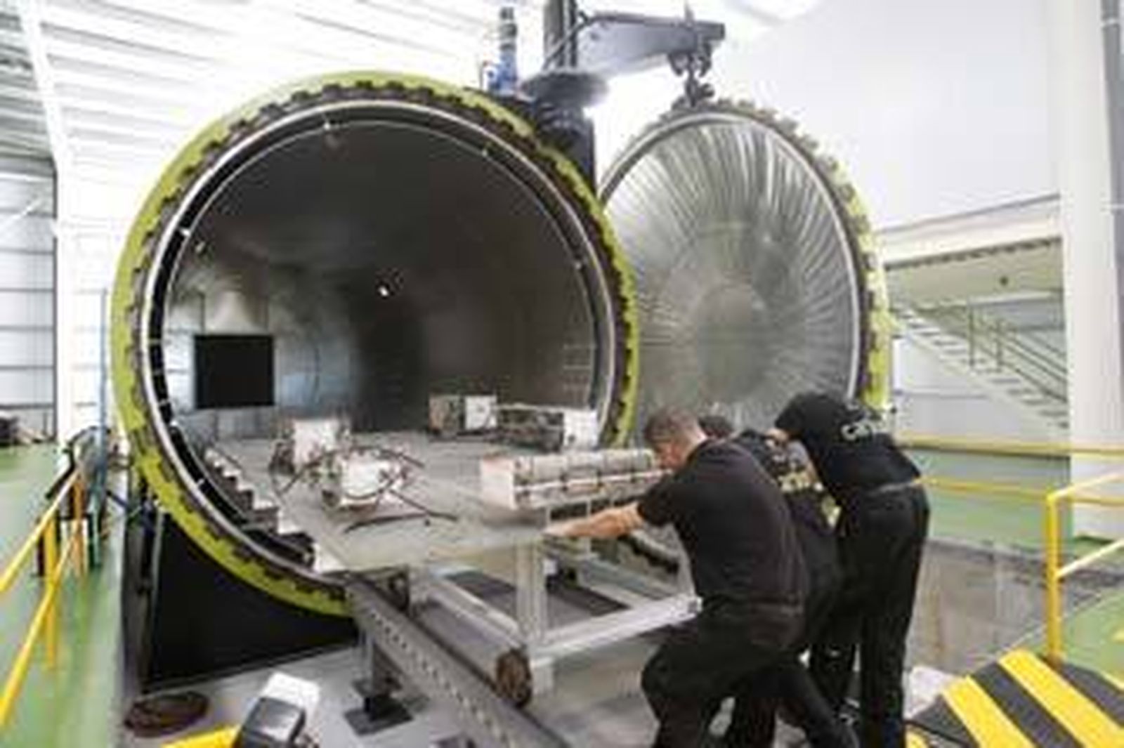 Interior de una nave de la empresa Carbures en el PCTA.