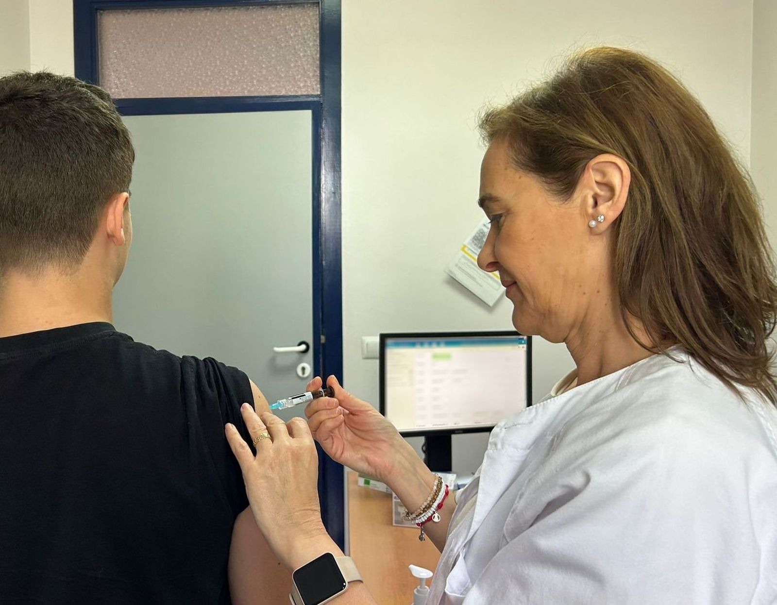 Una enfermera vacuna a un menor durante la jornada sin cita en el centro de salud Virgen de las Nieves de Los Palacios.
