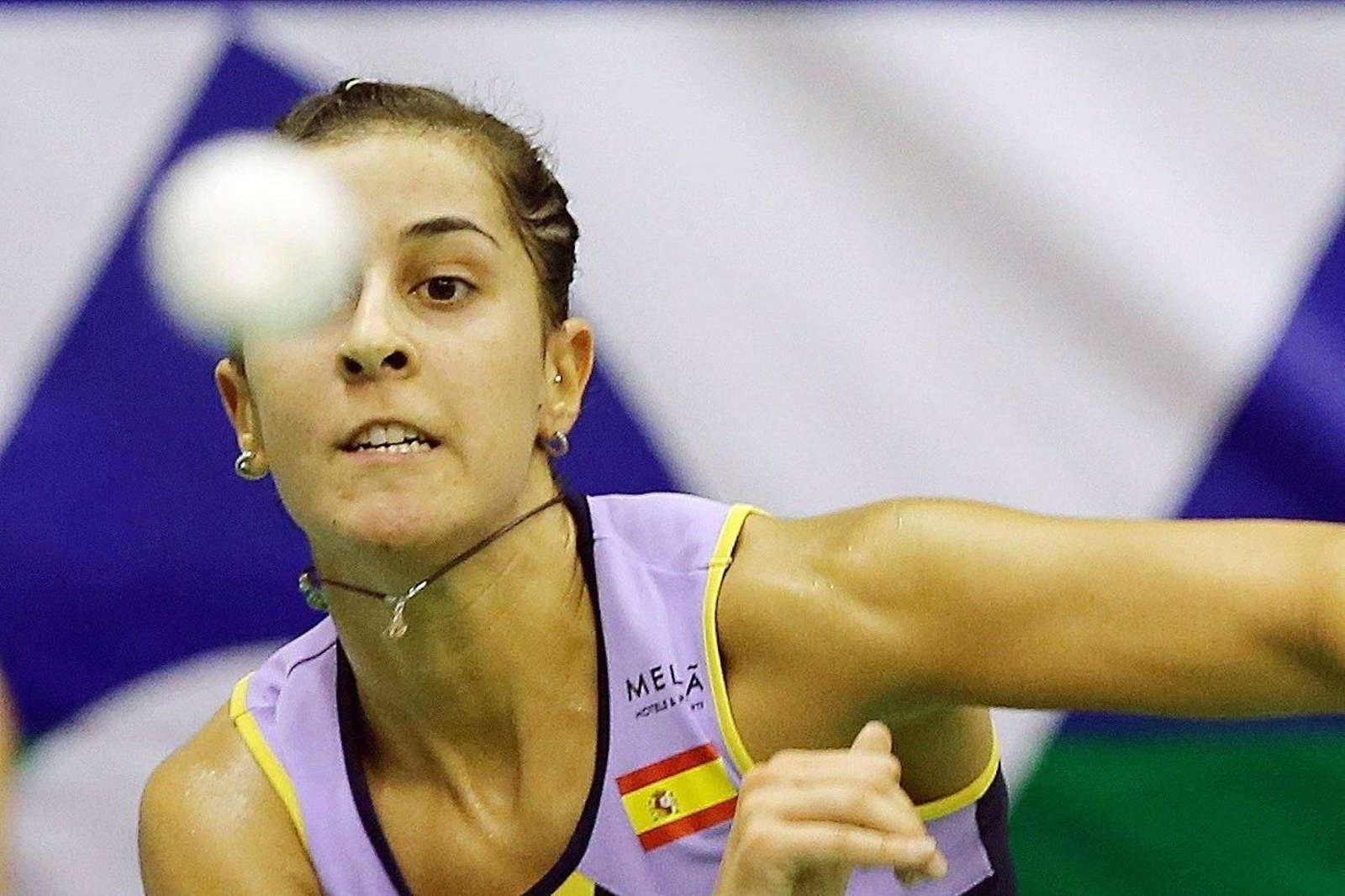 Carolina Marín mira concentrada el volante durante un partido. Carolina Marín mira concentrada el volante durante un partido.