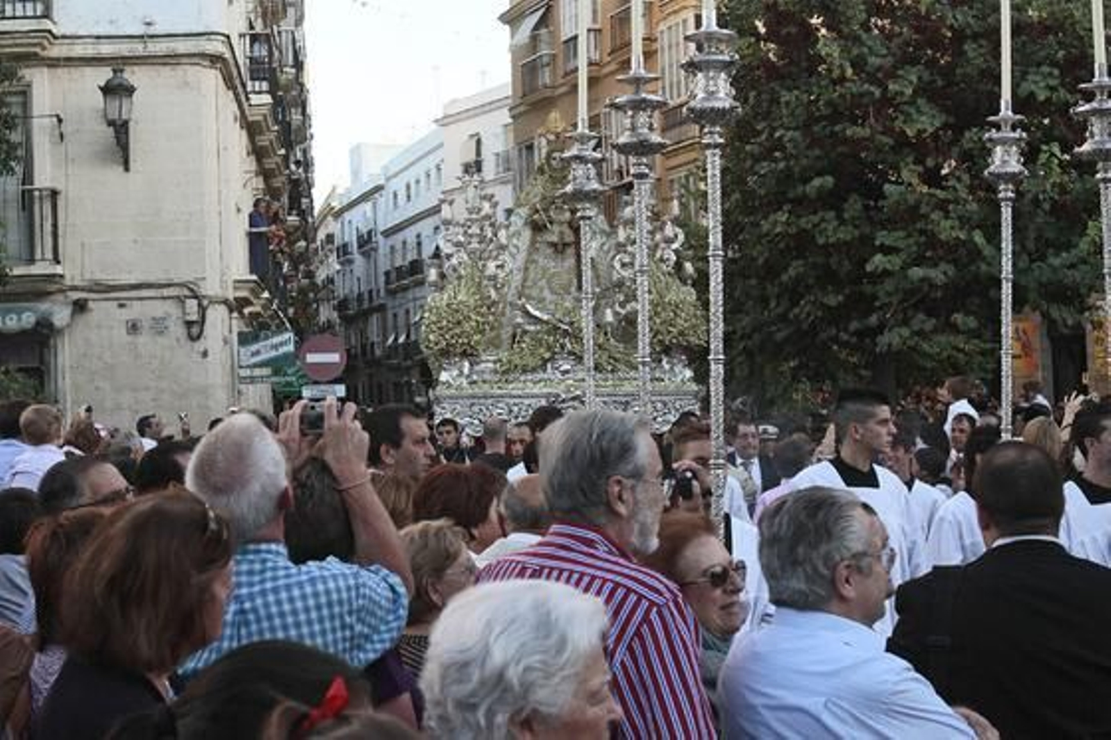 La Virgen del Rosario recorre las calles de Cádiz. 

Foto: Lourdes de Vicente