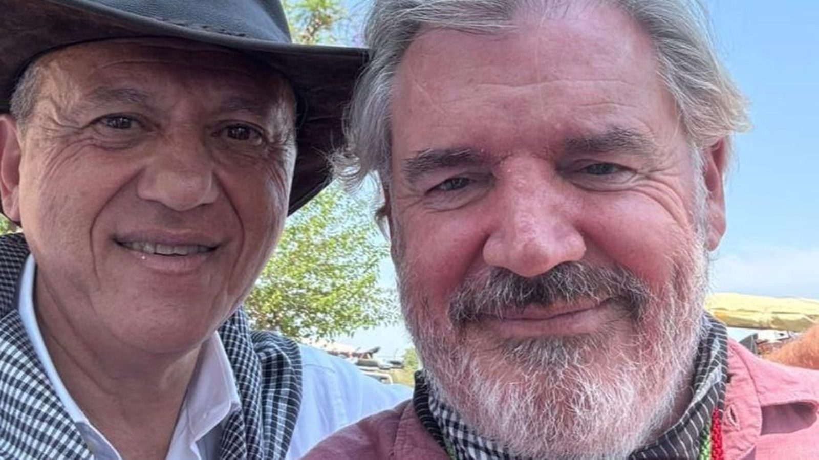 Manuel Vizcaíno y José María del Nido posan para un 'selfie' camino del Rocío este miércoles.