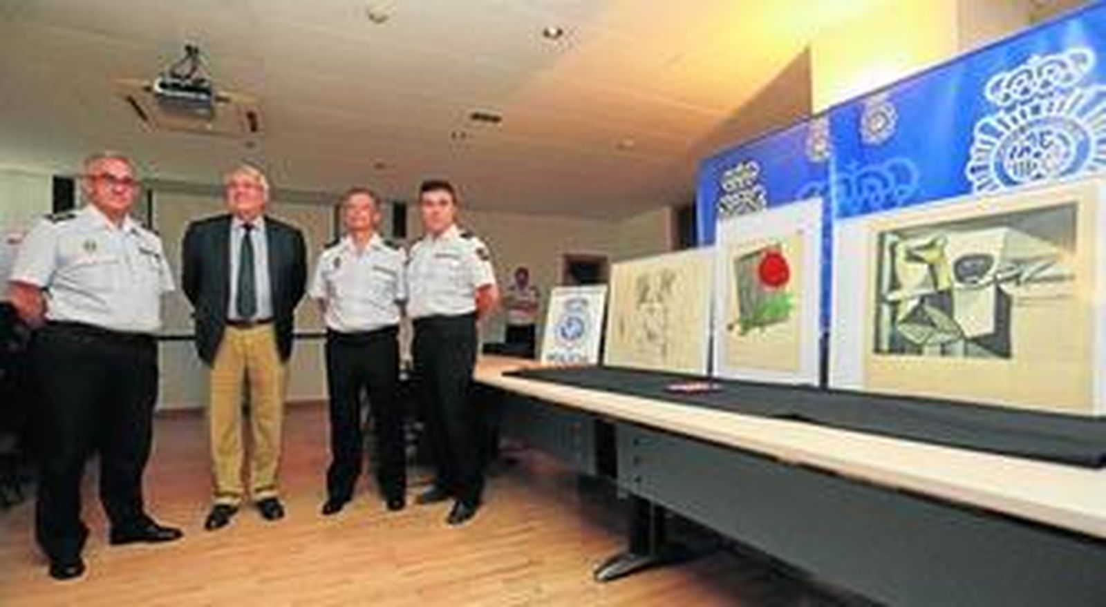 El subdelegado del Gobierno en Málaga, el comisario provincial y dos inspectores ayer con las obras recuperadas.