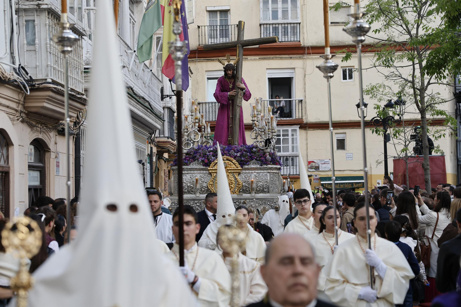 Imágenes de la salida del Nazareno de la Obediencia en la Semana Santa de Cádiz 2025