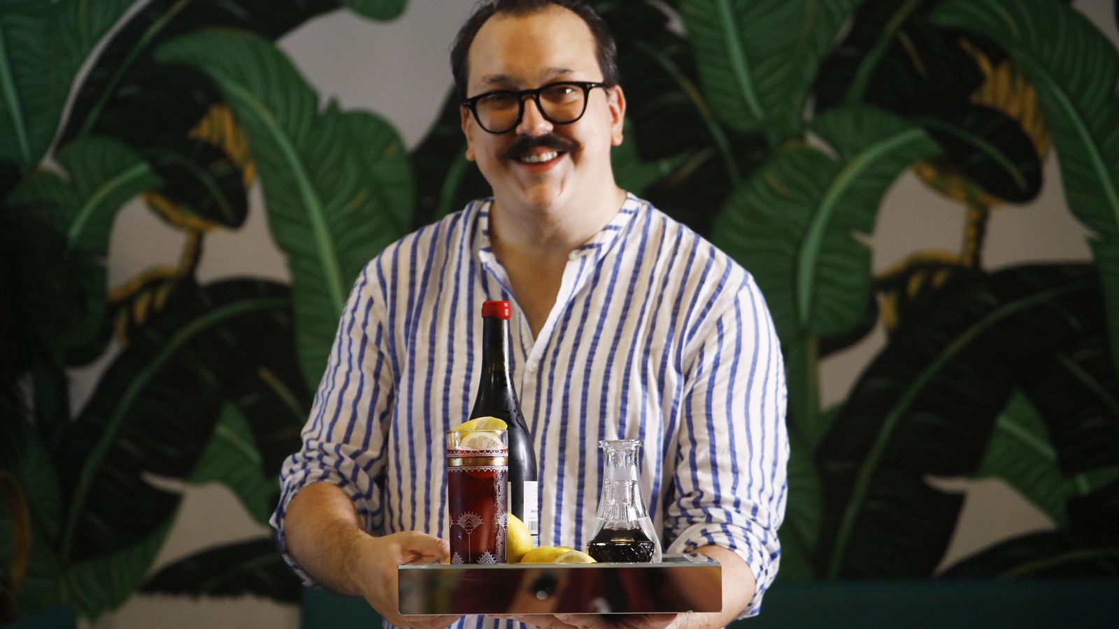 Santiago Madueño sujeta la bandeja con el vargas de Distrito Bar de Córdoba.