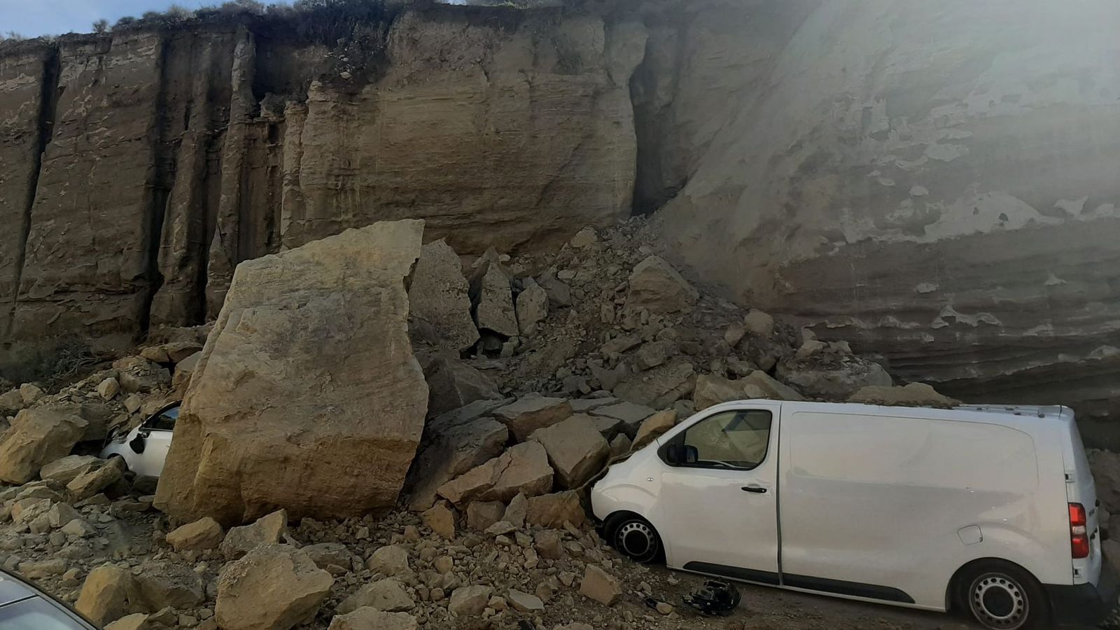 Un furgón afectado por el derrumbe en La Juaida.