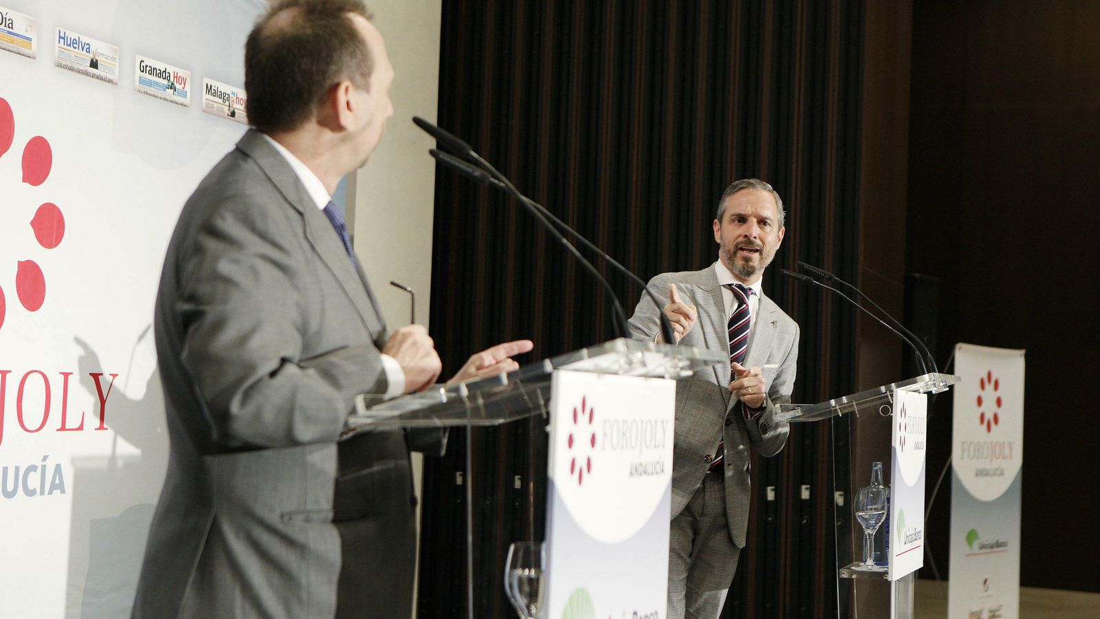 Juan Bravo contesta a José Antonio Carrizosa, director de Diario de Sevilla, durante el coloquio. Juan Bravo contesta a José Antonio Carrizosa, director de Diario de Sevilla, durante el coloquio.