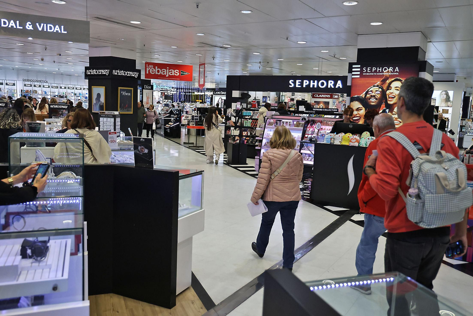 Imágenes del comienzo de las rebajas en Huelva