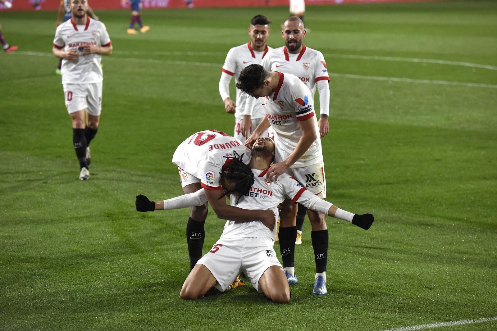Aleix Vidal acude a felicitar a En-Nesyri por su decisivo gol.