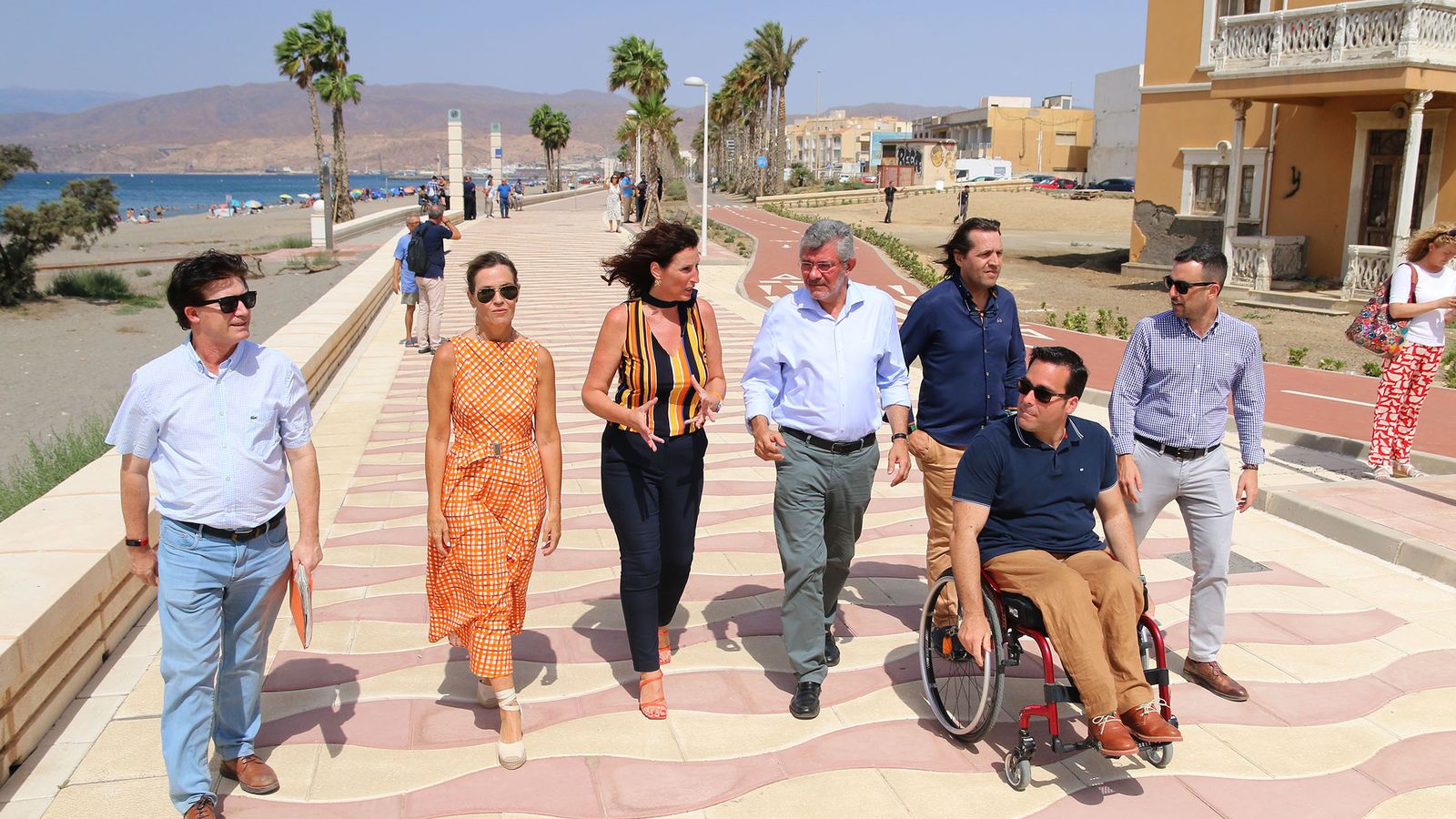 La alcaldesa en funciones y el subdelegado suplente, junto a otros representantes públicos