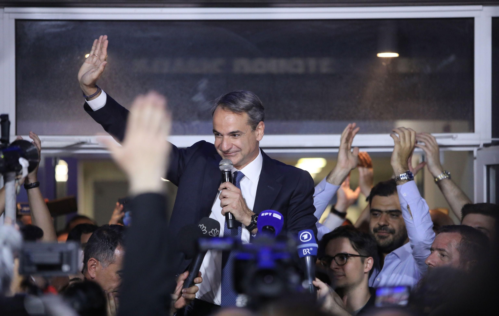 El primer ministro griego en funciones, Kyriakos Mitsotakis, celebra con sus seguidores la victoria en las elecciones legislativas. El primer ministro griego en funciones, Kyriakos Mitsotakis, celebra con sus seguidores la victoria en las elecciones legislativas.