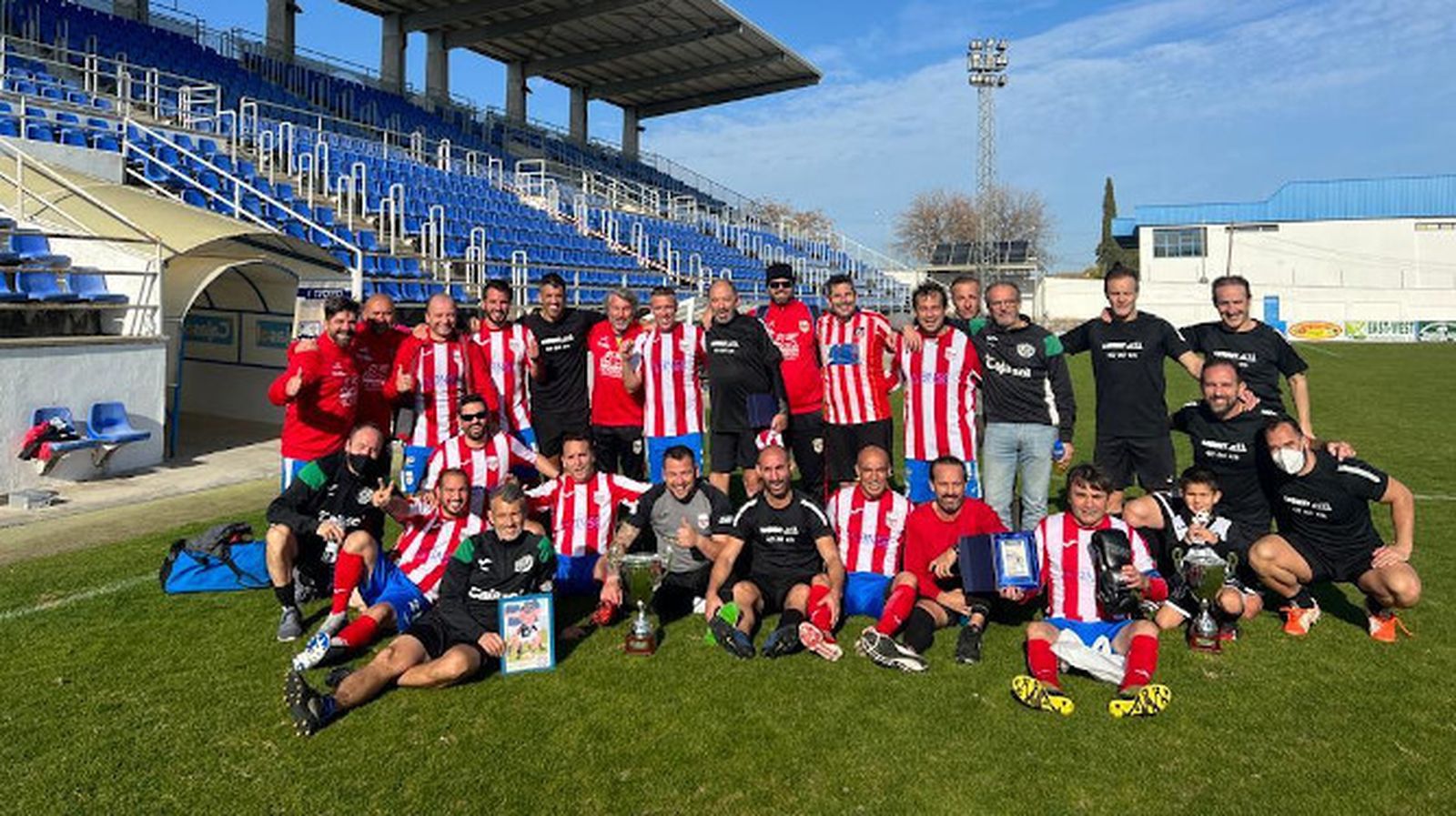 Fernando Santiago y Gonzalo Pando con José Carlos Cotorruelo, Melchor Mateo, Eduardo de la Pascua, Ramón Beardo, José Antonio Iglesia, David Doña, José María Ríos, Javier Cuevas, Miguel Ángel Sánchez, Alberto Arlandiz y Oscar y Miguel Ángel Pedregosa, entre otros, tras recibir los trofeos.