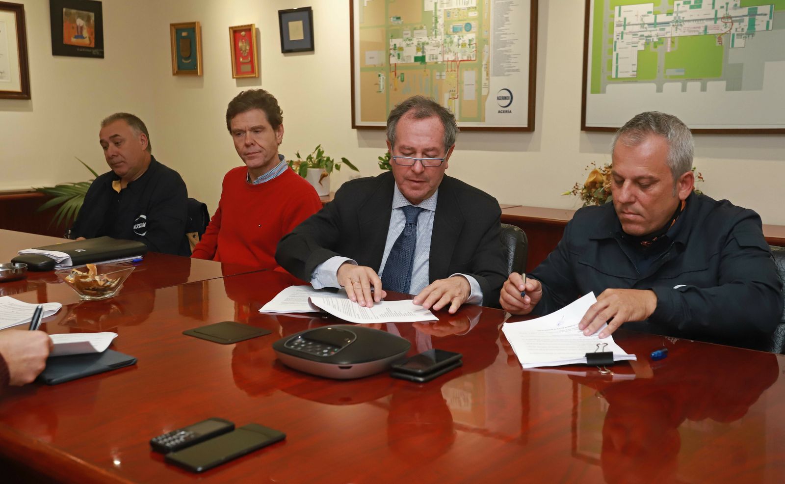El momento de la firma del convenio de Acerinox.