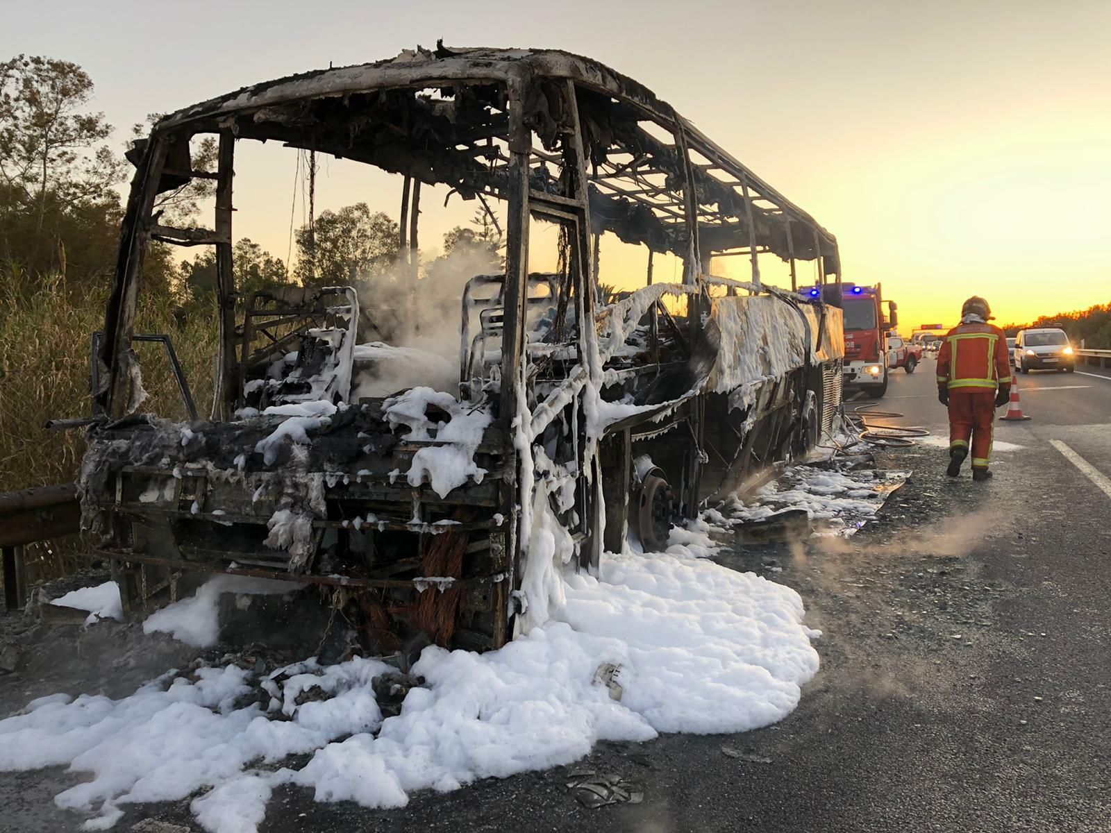 Así ha quedado el autobús calcinado.