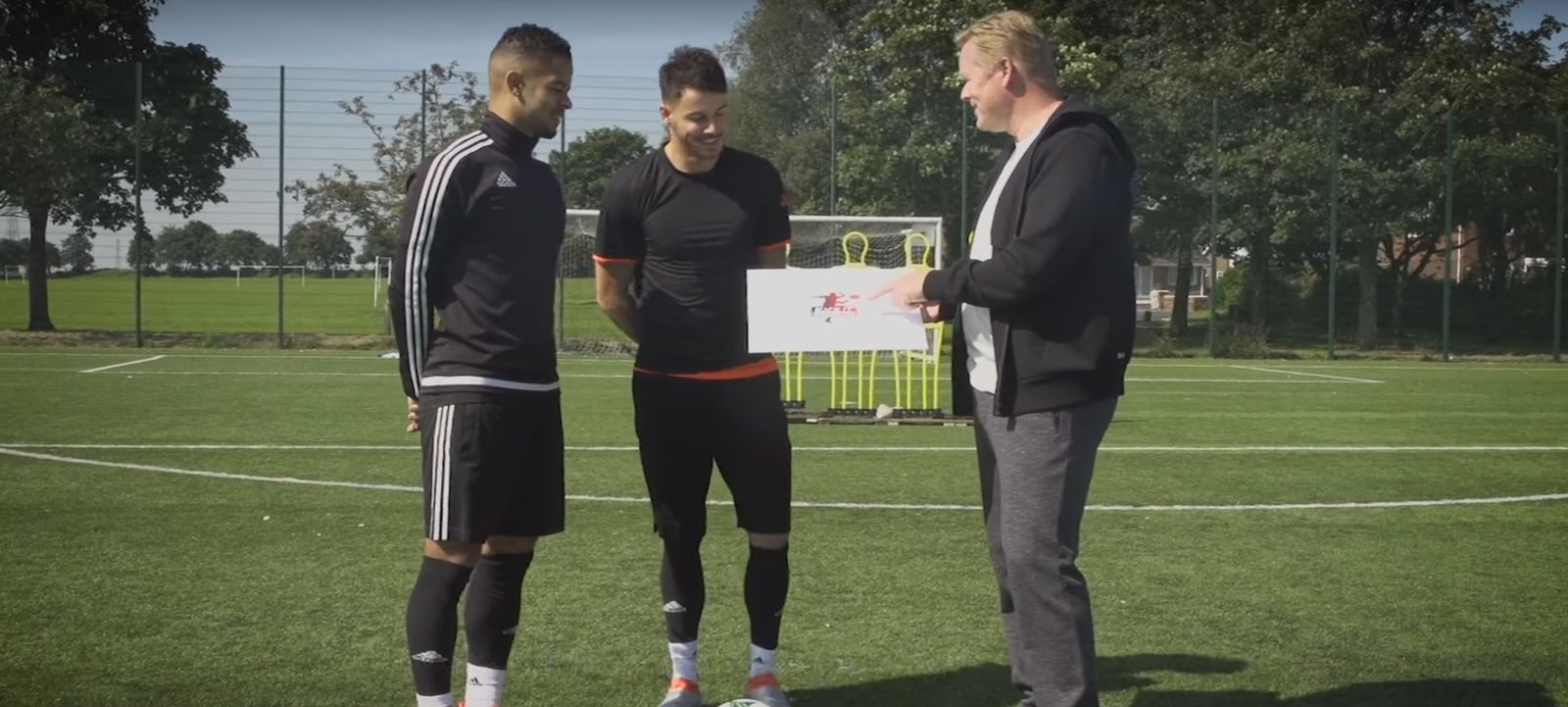 El ex futbolista y entrenador Ronald Koeman junto a dos 'freestylers'.