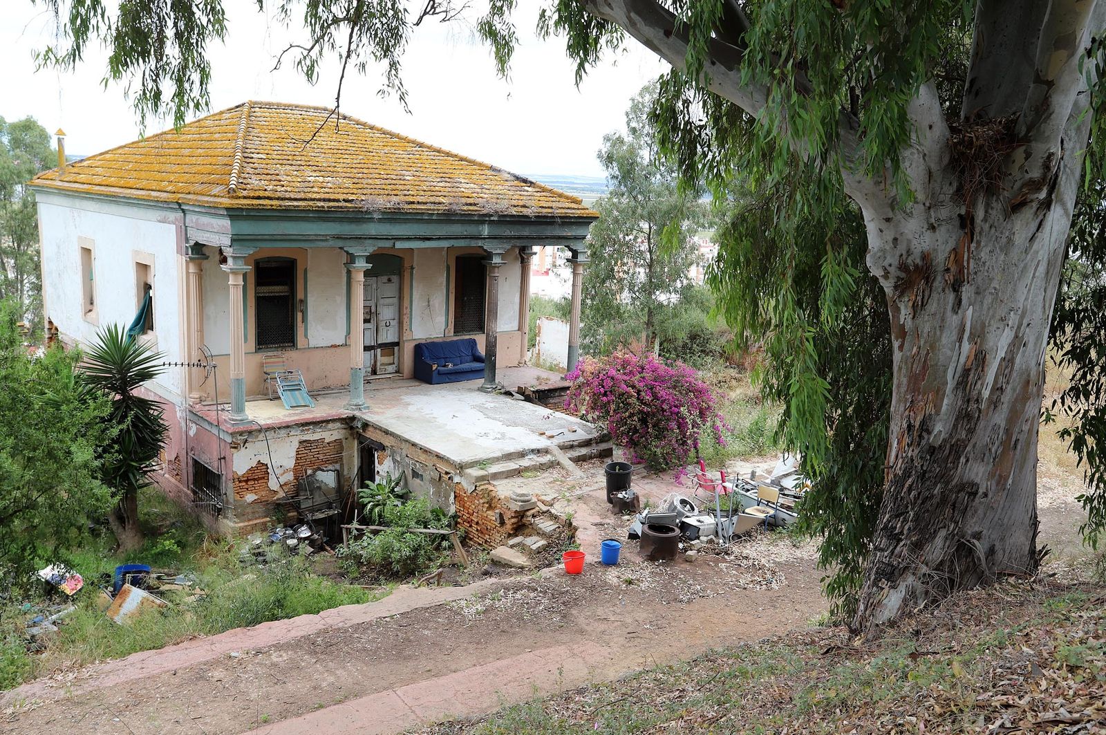 Imágenes del lamentable estado en el que se encuentra la casa  Villa Rosa en el conquero
