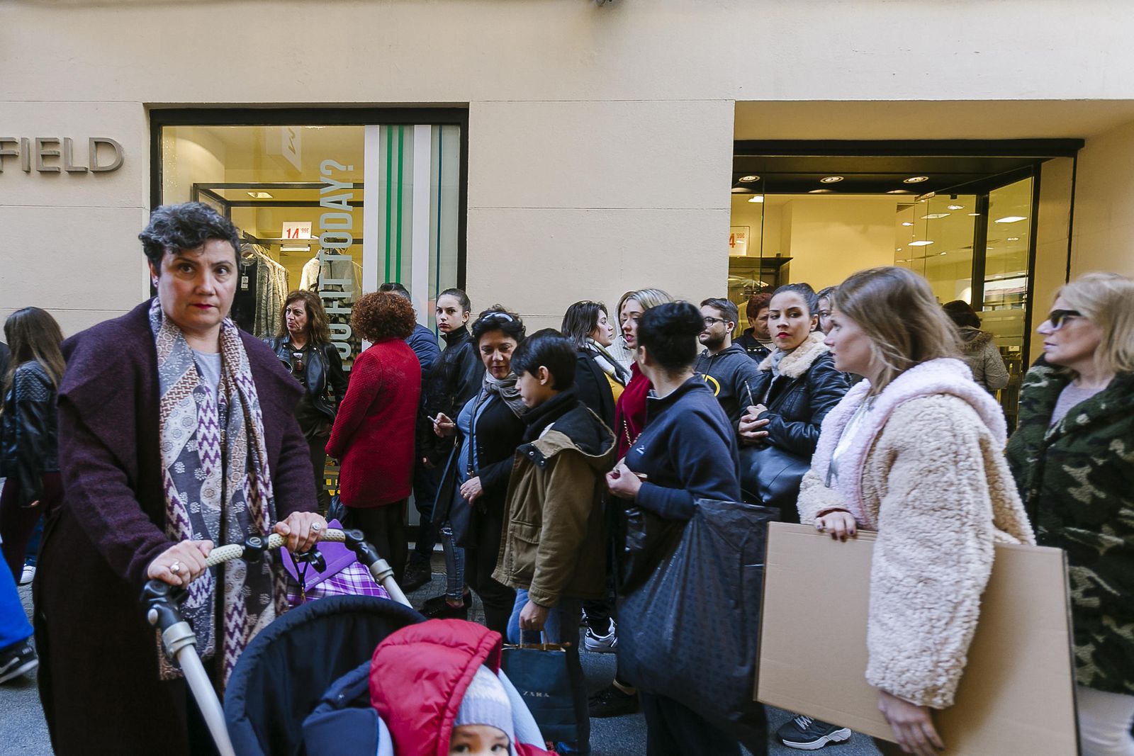 Las rebajas llegan a las tiendas del centro de la capital.