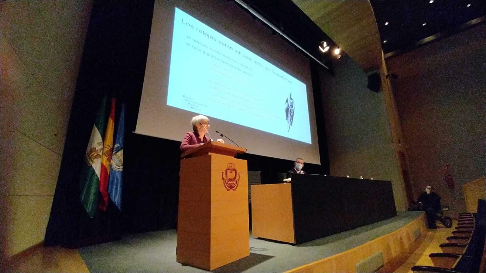 Patrizia Tavella, directora de la Sección de Tiempo de la Oficina Internacional de Pesas y Medidas (BIMP), durante la conferencia que ofreció en el centro de congresos de San Fernando.