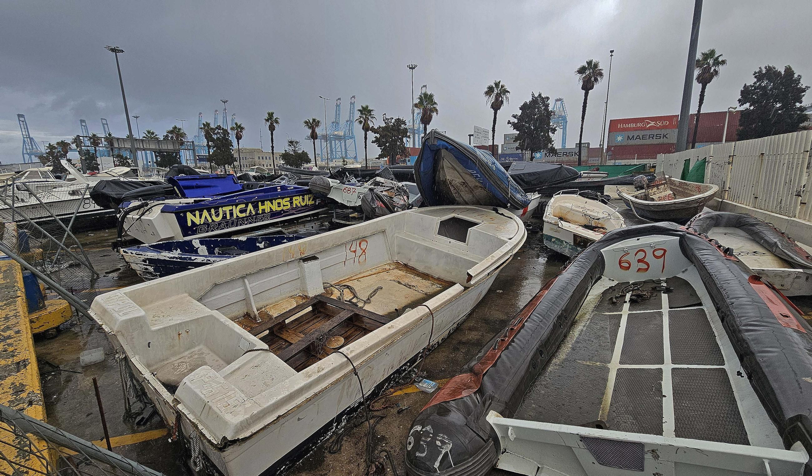 Fotos del hacinamiento de narcoembarcaciones requisadas en el Puerto de Algeciras
