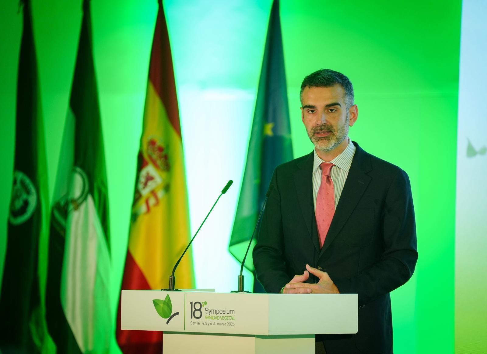 El consejero de Agricultura, Pesca, Agua y Desarrollo Rural, Ramón Fernández-Pacheco, durante el XVIII Symposium de Sanidad Vegetal.
