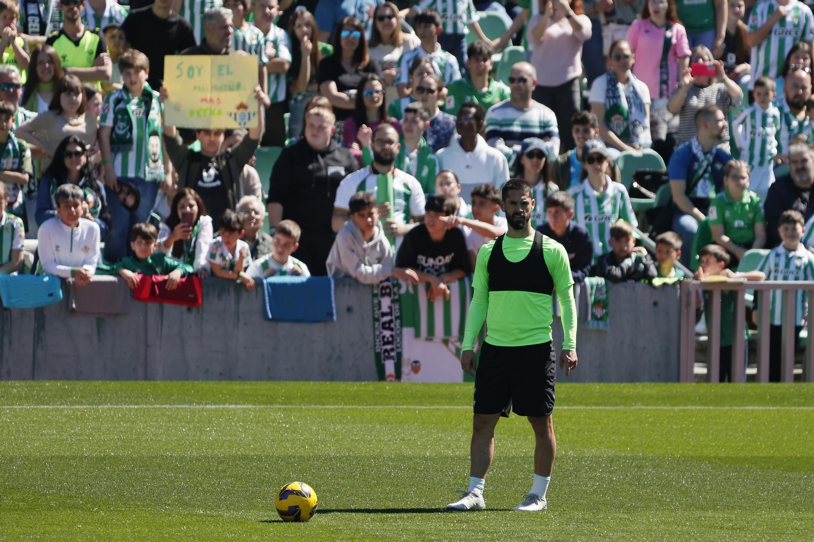 Las imágenes del gran ambiente en el entrenamiento del Betis