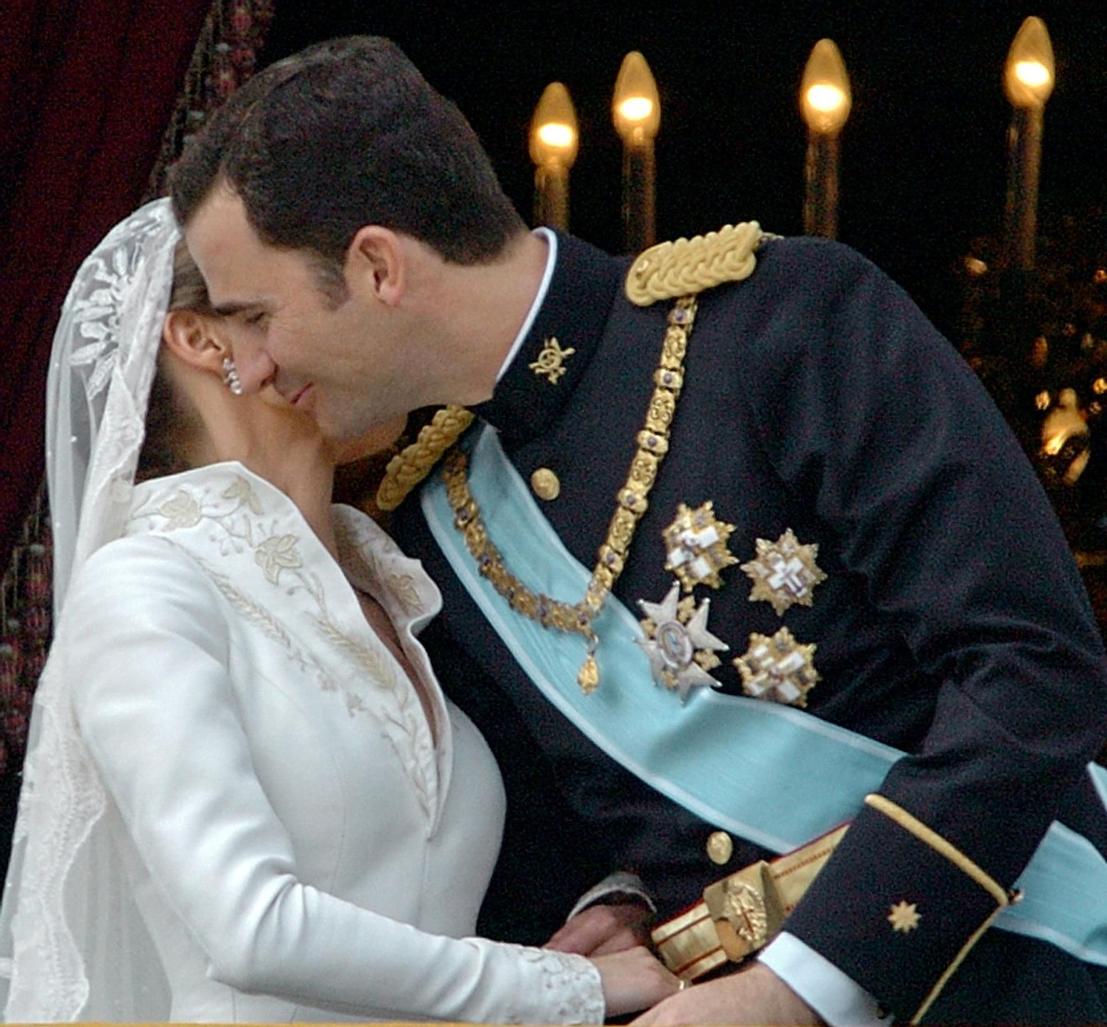 Don Felipe y doña Letizia en el no-beso en la balconada