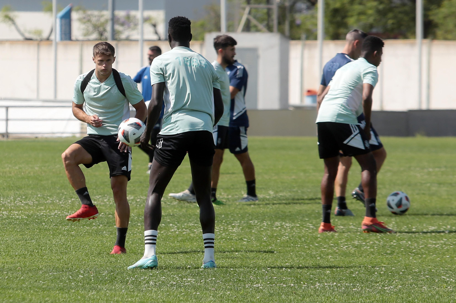 Imágenes del entrenamiento del Recre en la Ciudad Deportiva