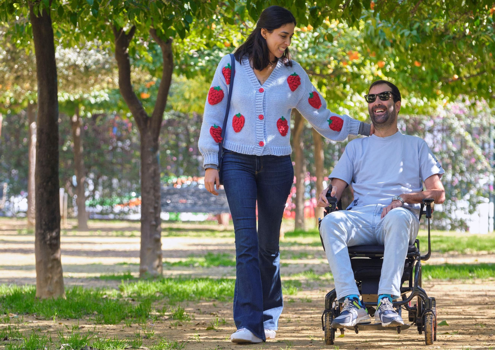 Pepe pasea junto a su mujer por un parque de la ciudad.