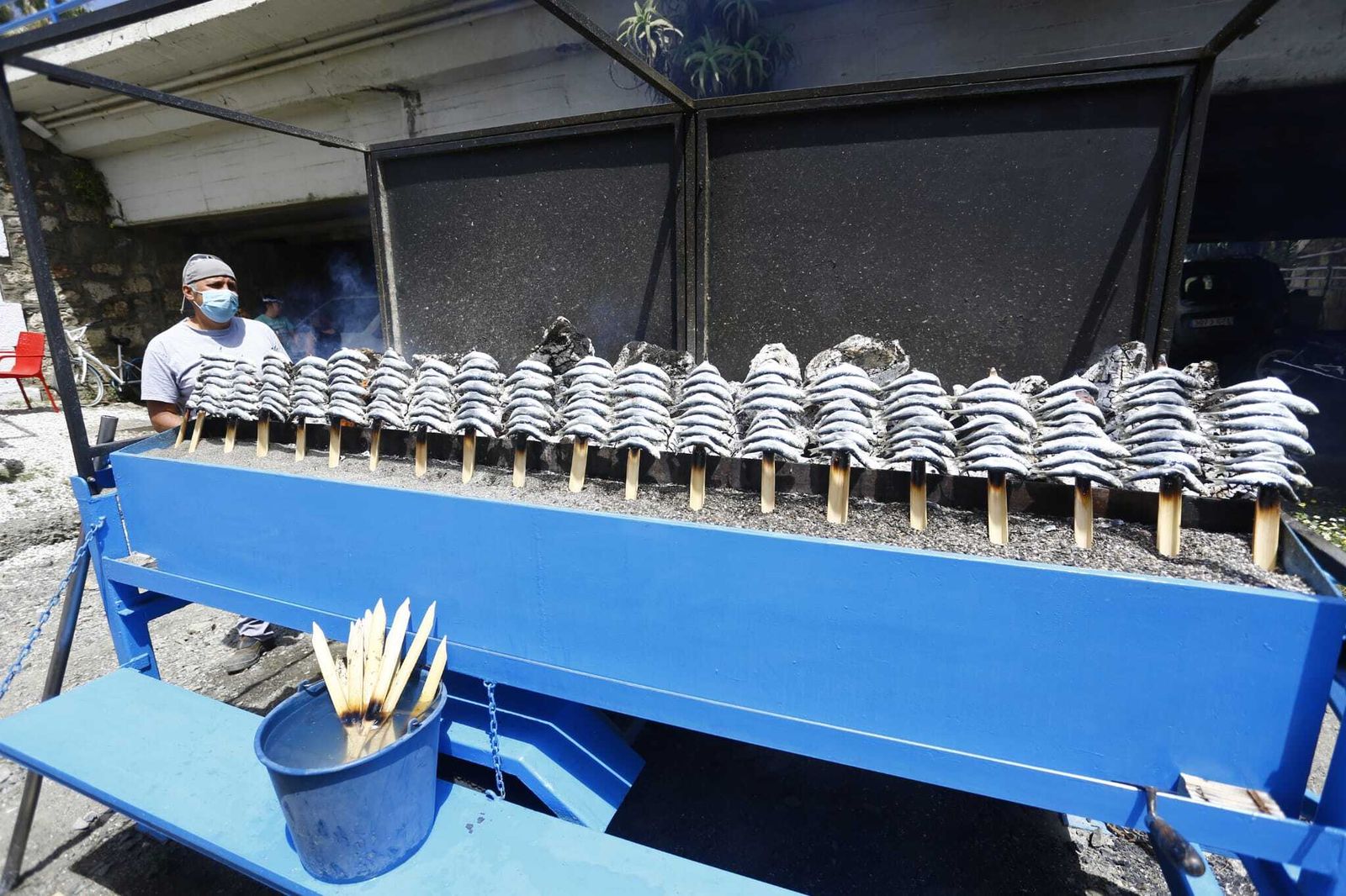 Un espetero en un chiringuito de El Rincón de la Victoria.