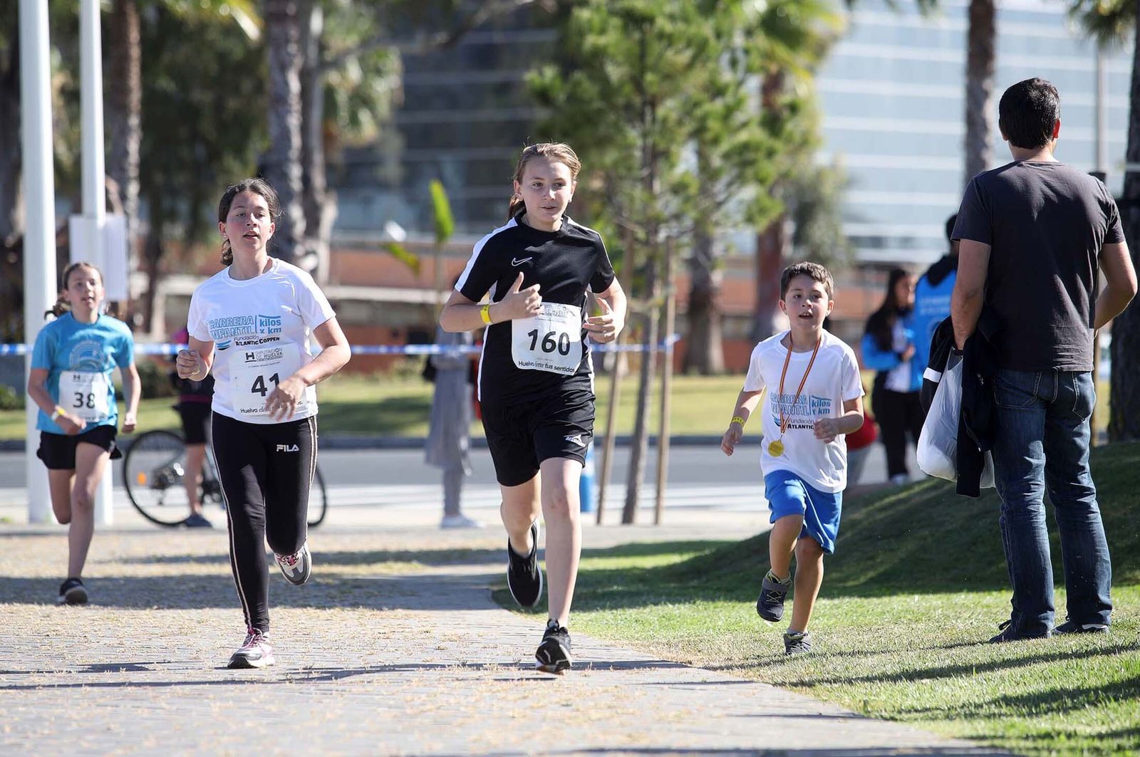Imágenes de la carrera infantil previa a la "10K Puerta del Descubrimiento"