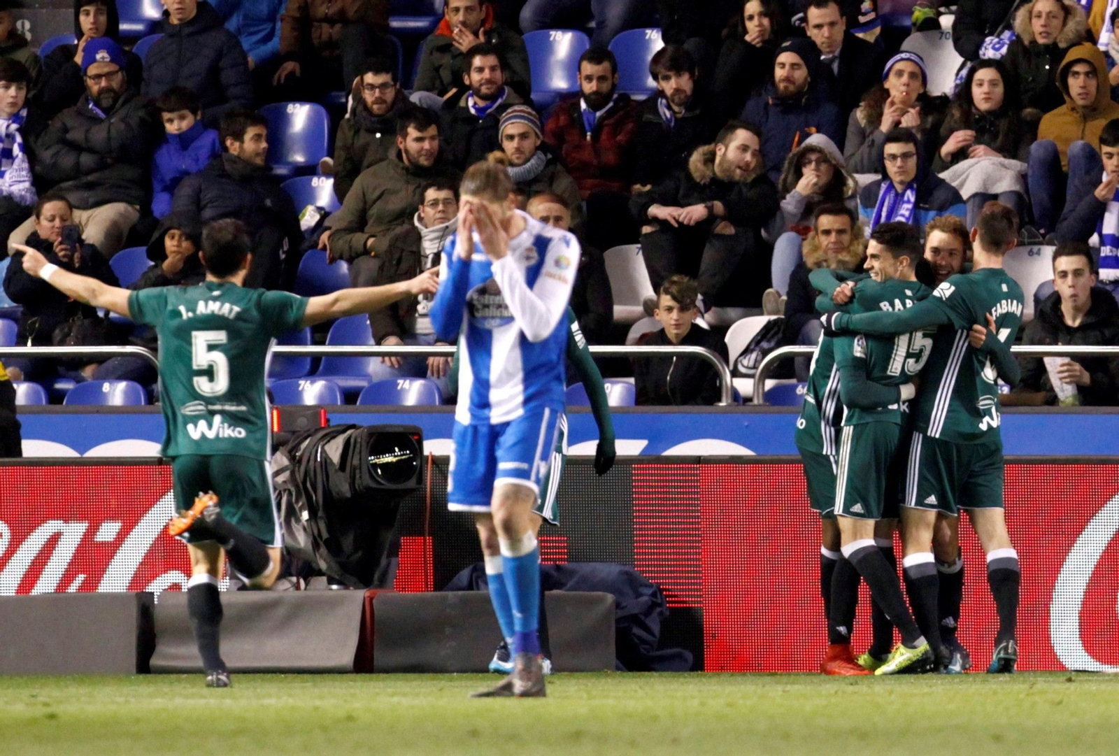 Los jugadores del Betis celebran el gol que los hace vencedores.