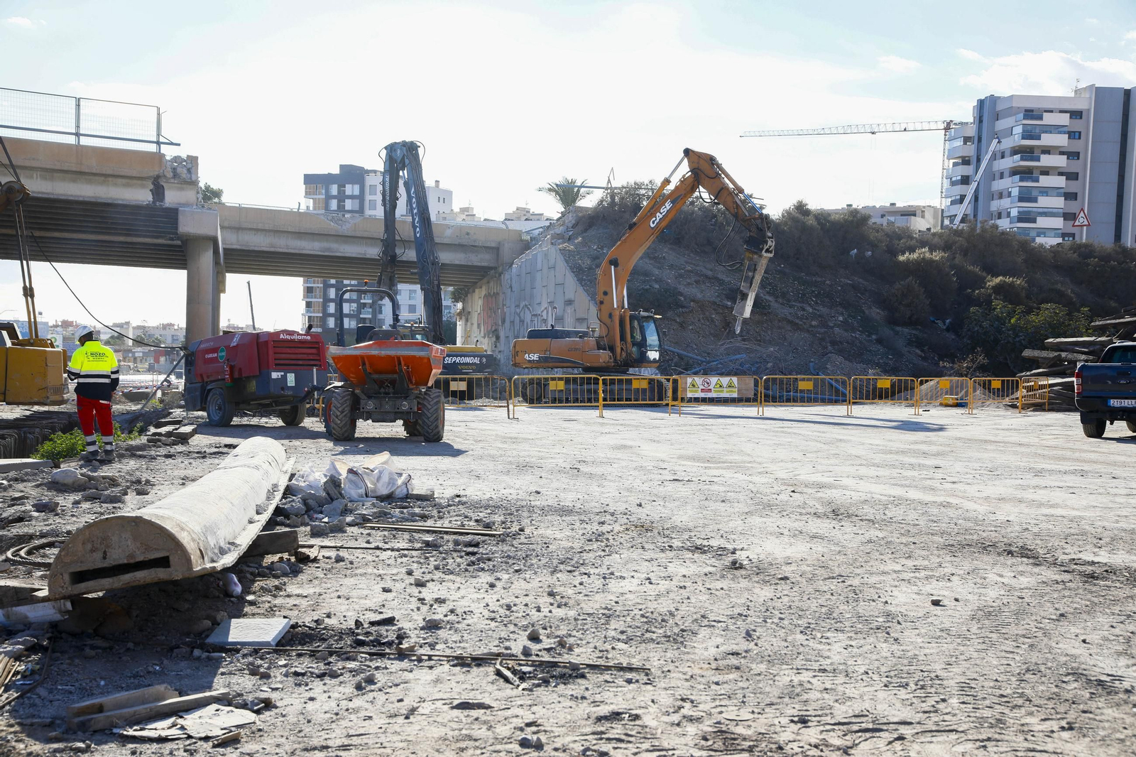 Las mejores imágenes del derribo en el puente de la autovía del aeropuerto y el túnel de La Goleta