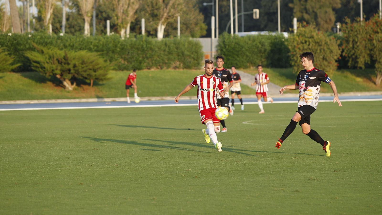El futbolista pelea un balón durante el partido ante el Loja del pasado domingo