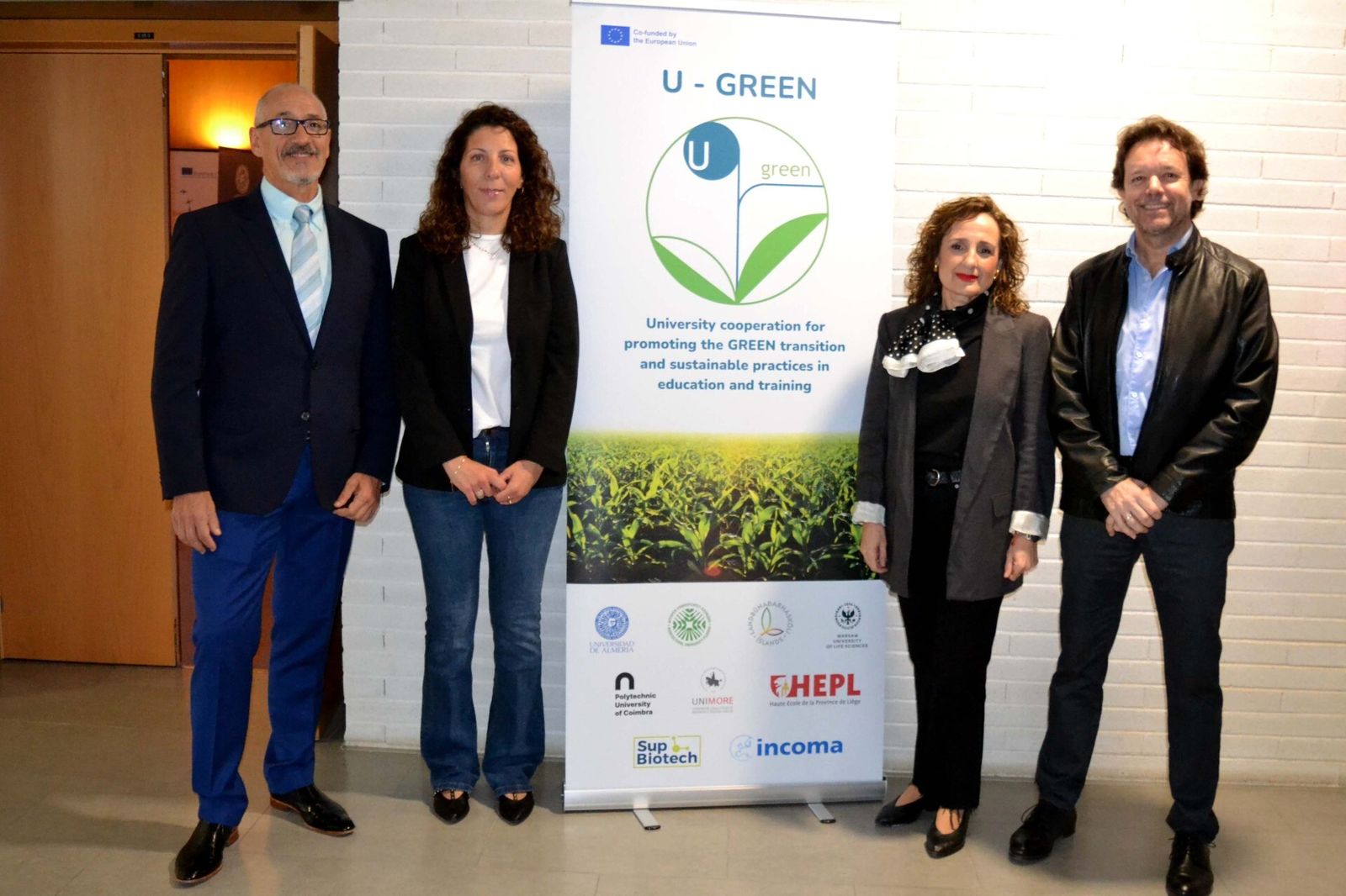 De izquierda a derecha, el conferenciante, Diego Vázquez-Brust; Eva Alborch, de U-GREEN; la decana de la Facultad de Ciencias Económicas y Empresariales, Eva Carmona, y el delegado del rector para UNIgreen, Tomás Lorenzana.