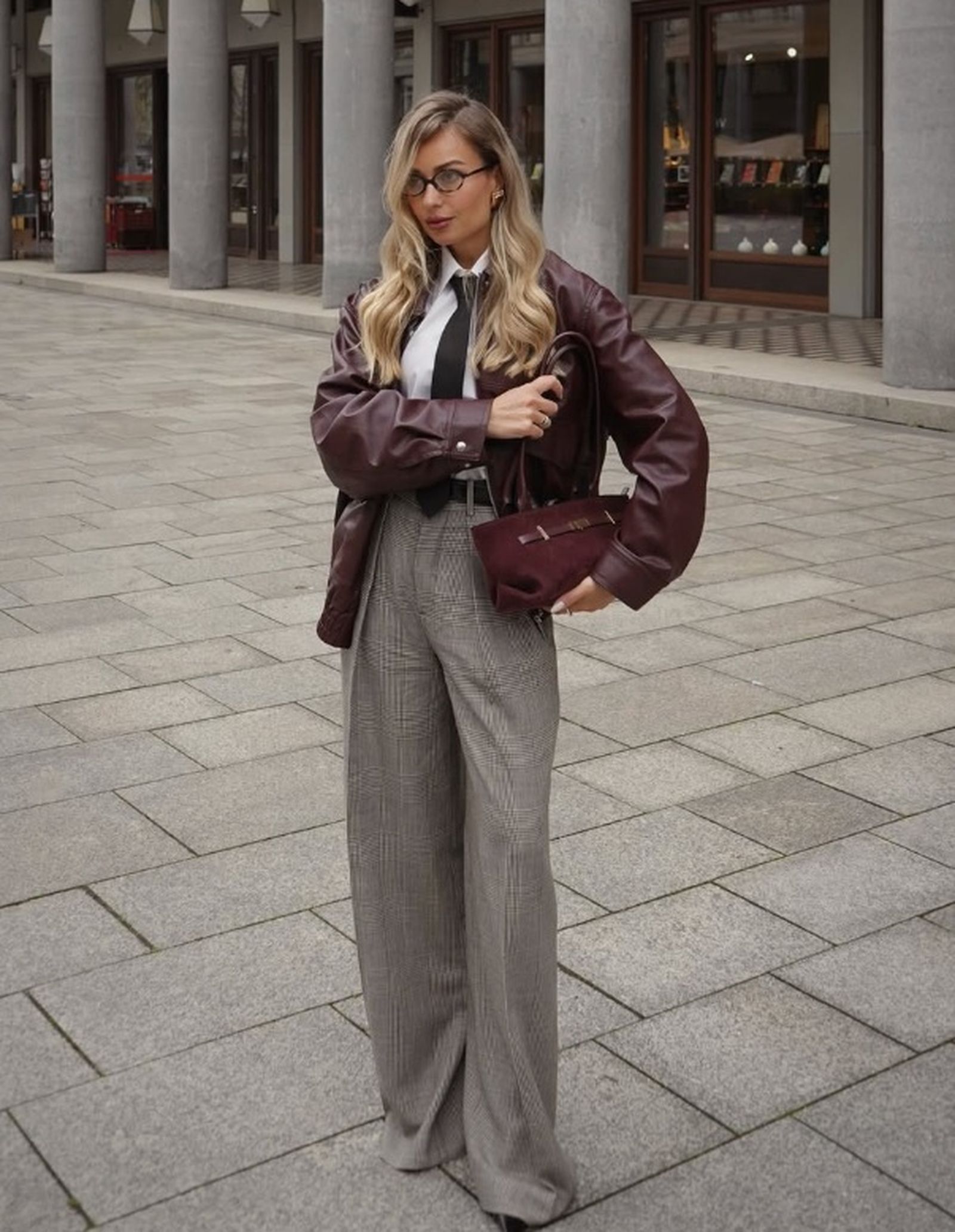 Las pinzas en los laterales de la prenda ayudan a remarcar más la caída y así los pantalones resultan todavía más favorecedores.