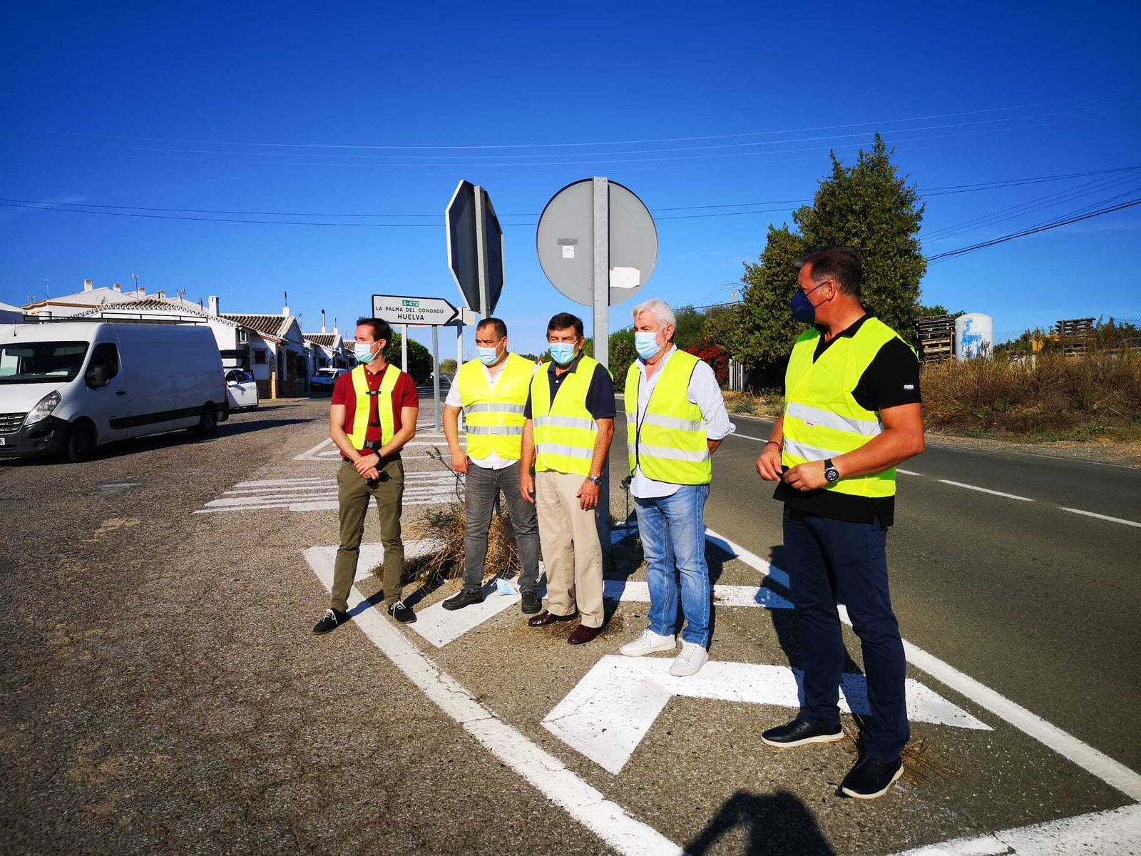 Los alcaldes de Manzanilla y Paterna, durante la visita a la zona en la que iría la rotonda.
