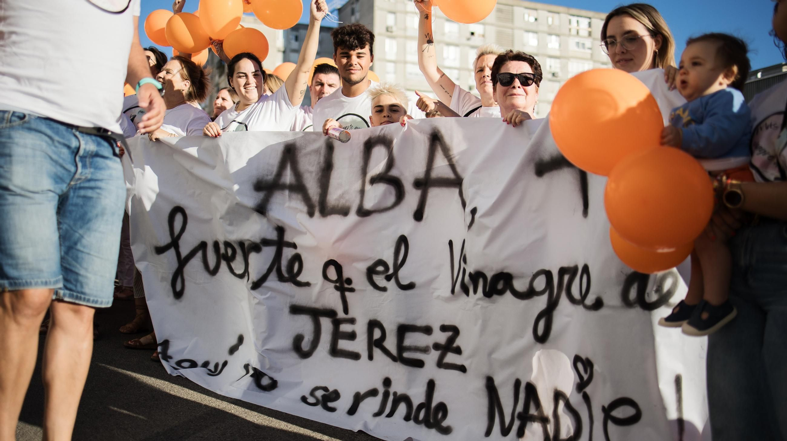 Familia y amigos de Alba Barrera la sorprenden a los pies de su habitación en el Hospital de Jerez