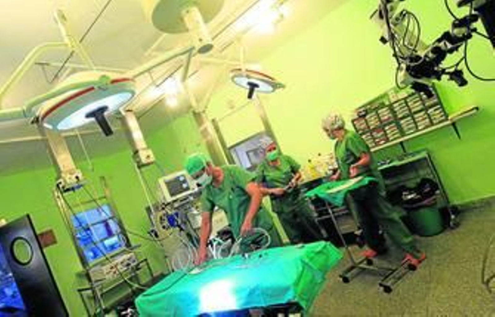 Profesionales sanitarios en un quirófano.