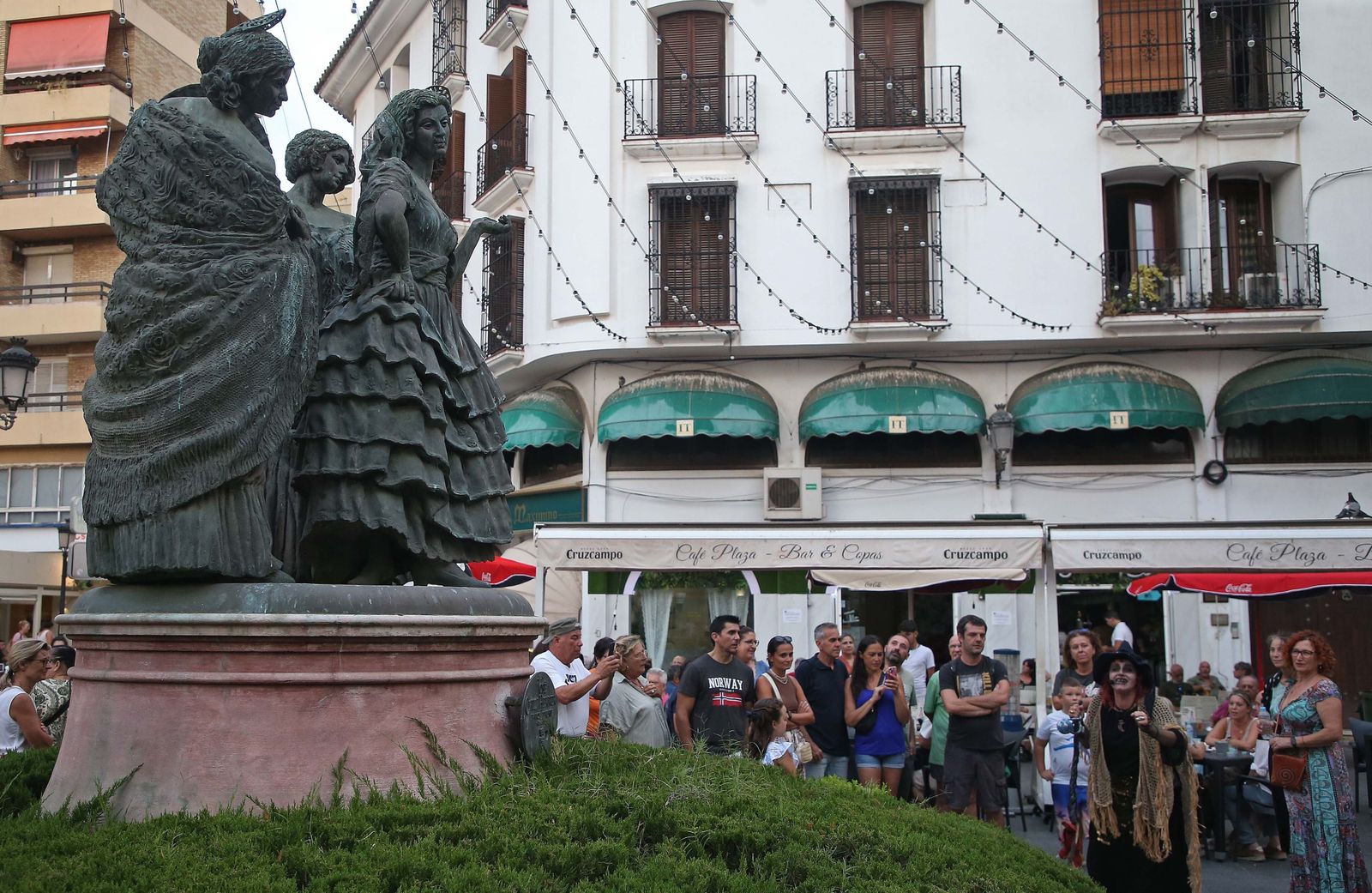 La primera ruta turística teatralizada por el centro de La Línea, en imágenes