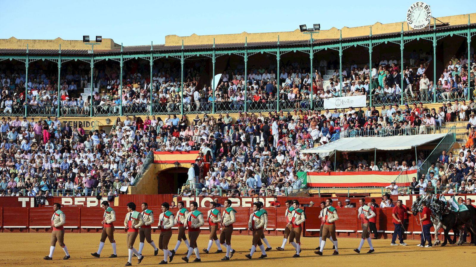 Los forcados, realizando el paseillo con una plaza casi llena.