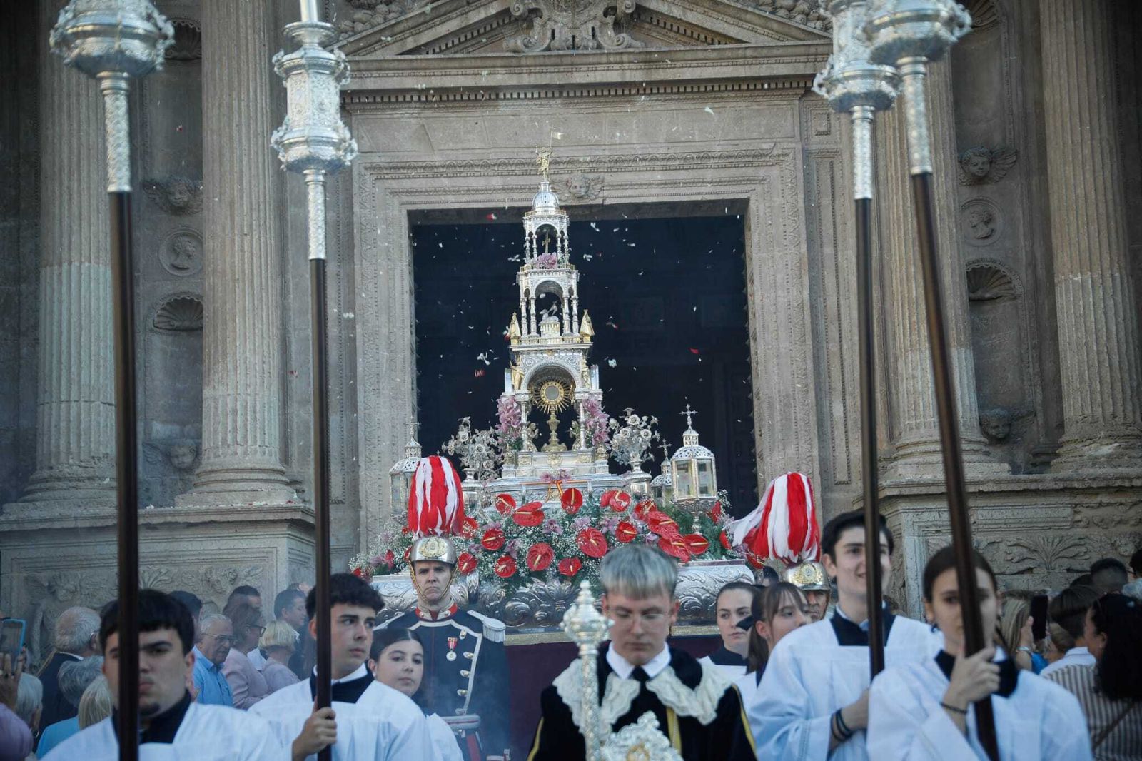 Imágenes de la procesión del Corpus Christi en Almería: así han sido la misa y la posterior marcha por la capital