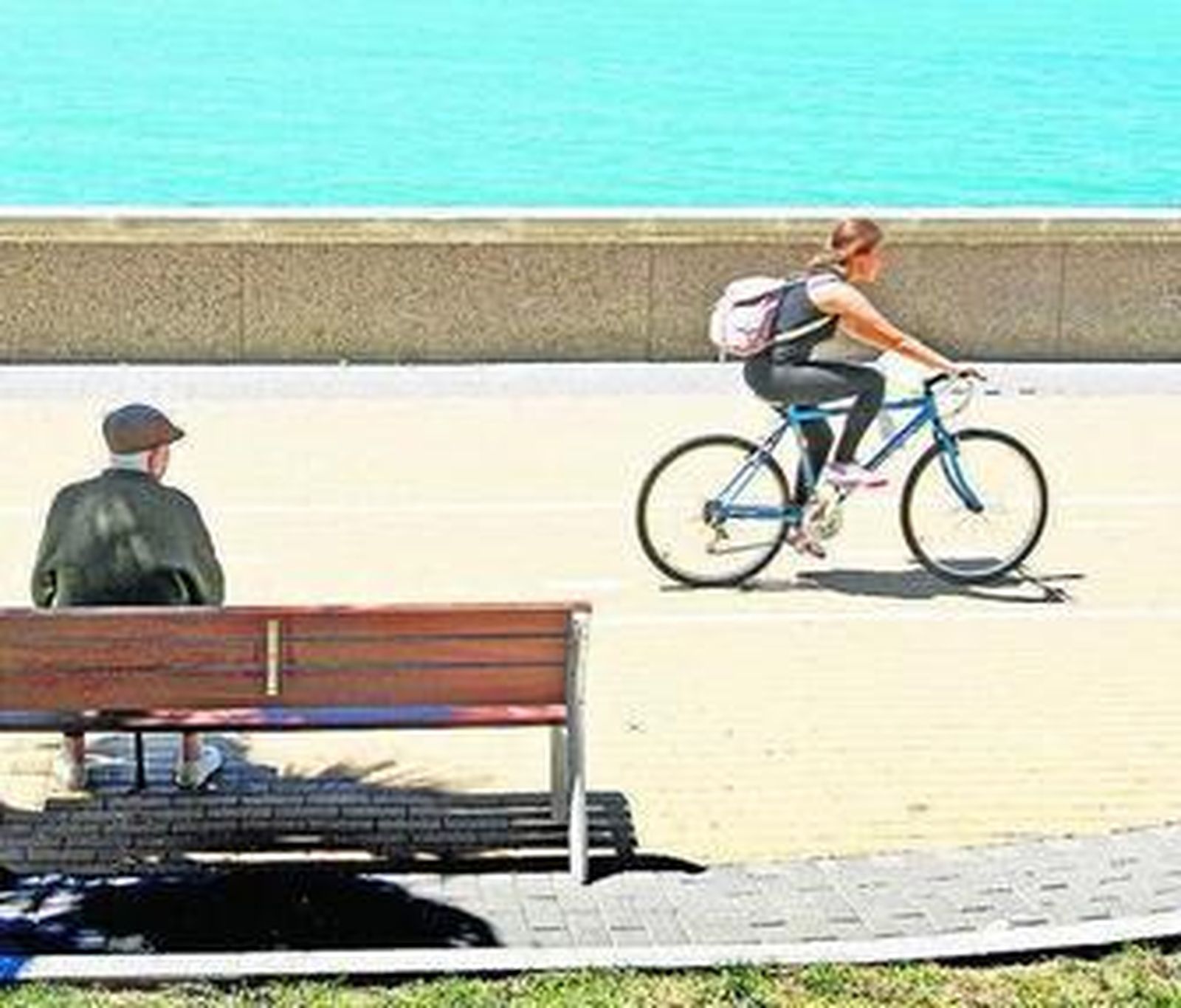 Una bicicleta por el carril bici del Campo del Sur.