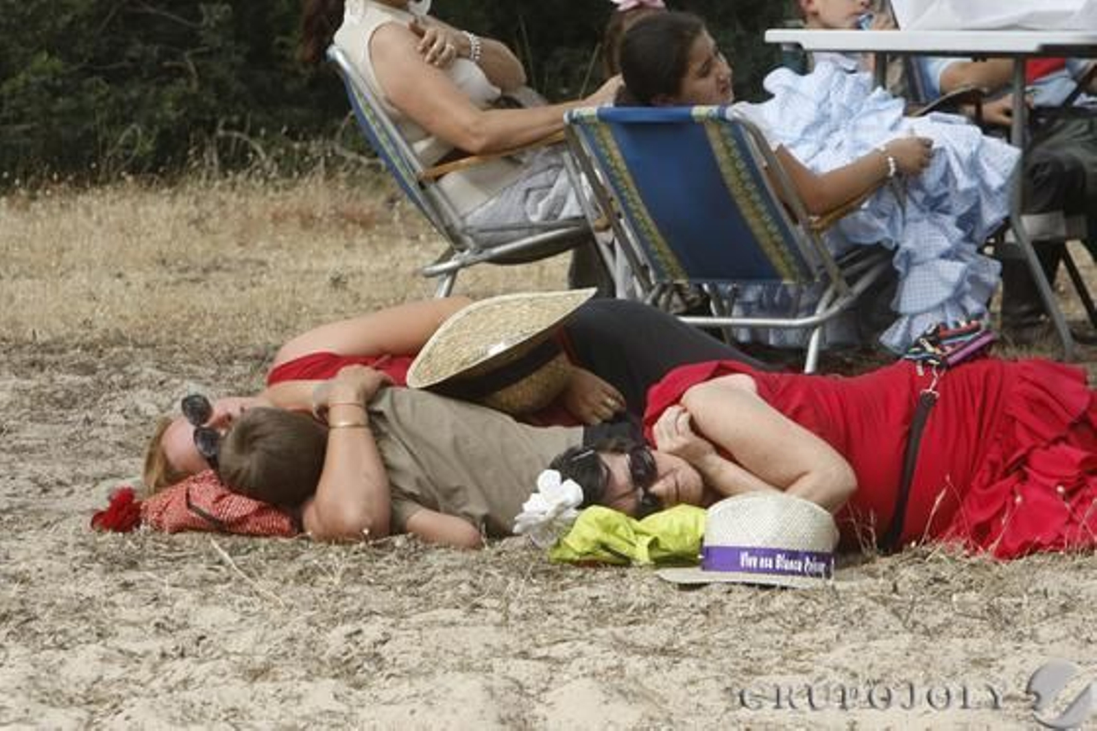 Cualquier lugar es bueno para dormir un poco y coger fuerzas para continuar con el camino hacia la aldea.

Foto: Pascual