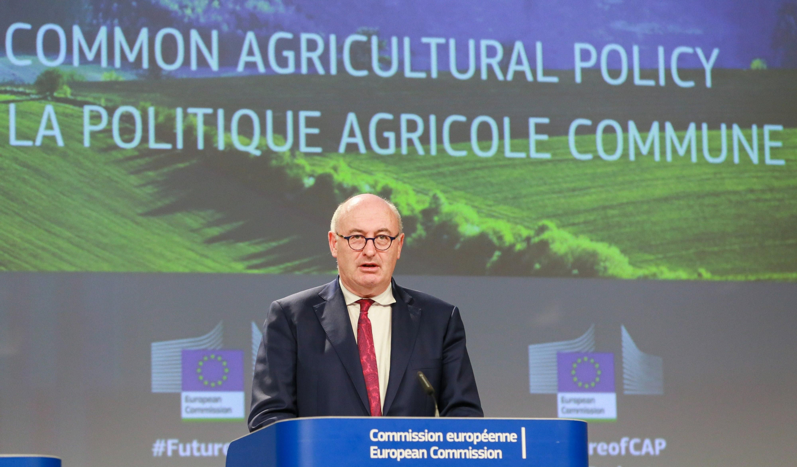 El comisario de Agricultura de la Comisión Europea, Phil Hogan, ayer en rueda de prensa.
