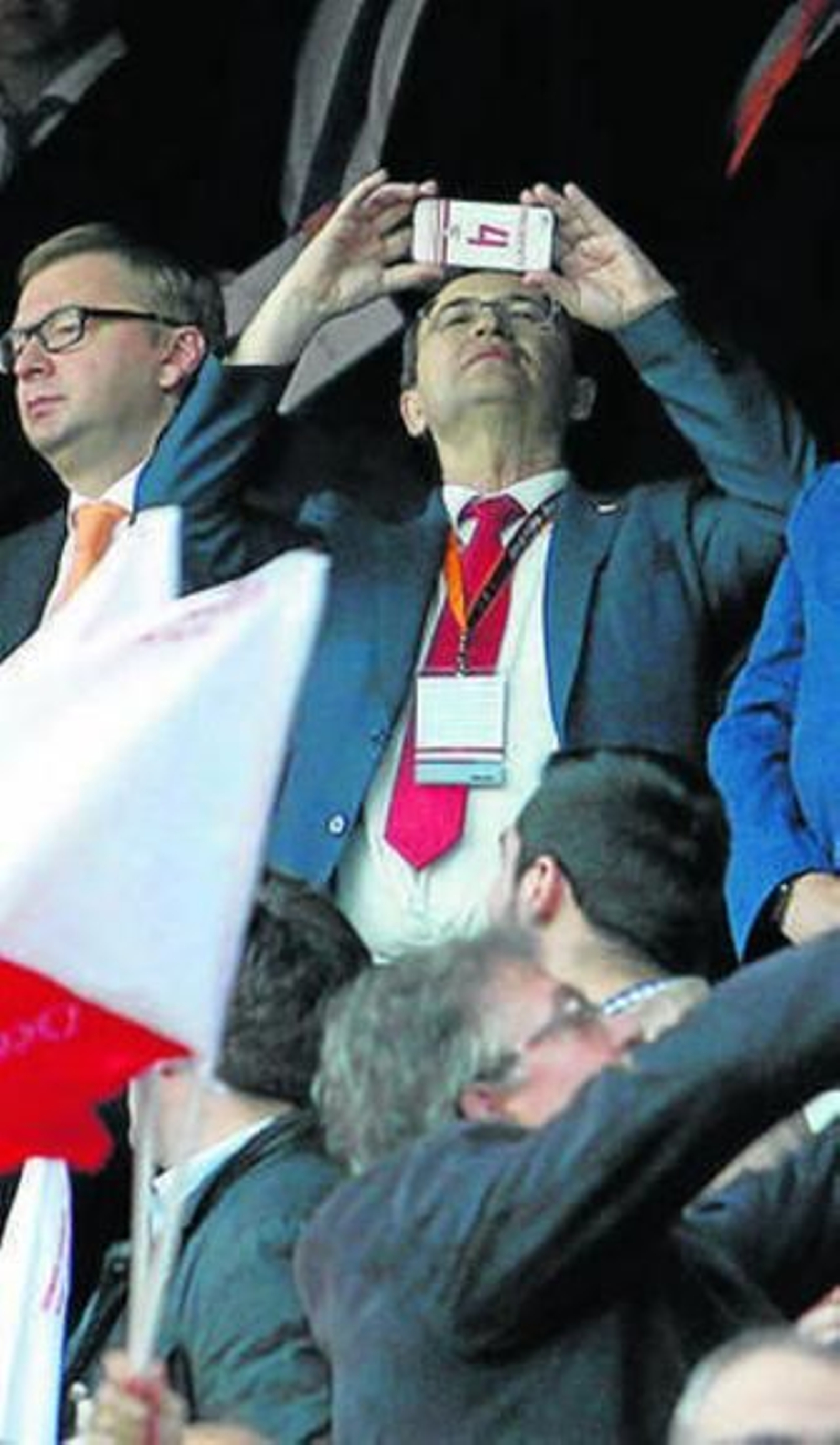 Castro, admirado con la grada.