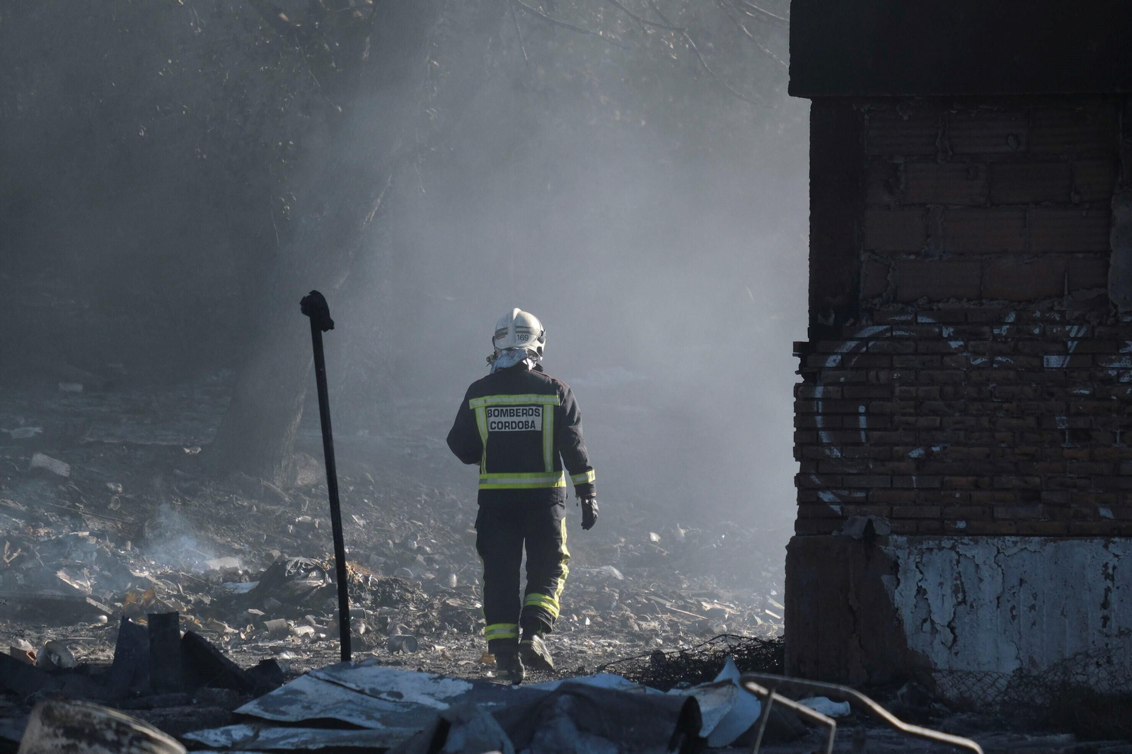 El día después del gran incendio de Chinales, en fotografías: rescoldos, humo y pérdidas El día después del gran incendio de Chinales, en fotografías: rescoldos, humo y pérdidas