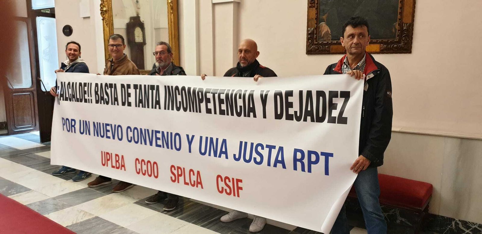 Los representantes municipales protestan en los pasillos del Ayuntamiento.