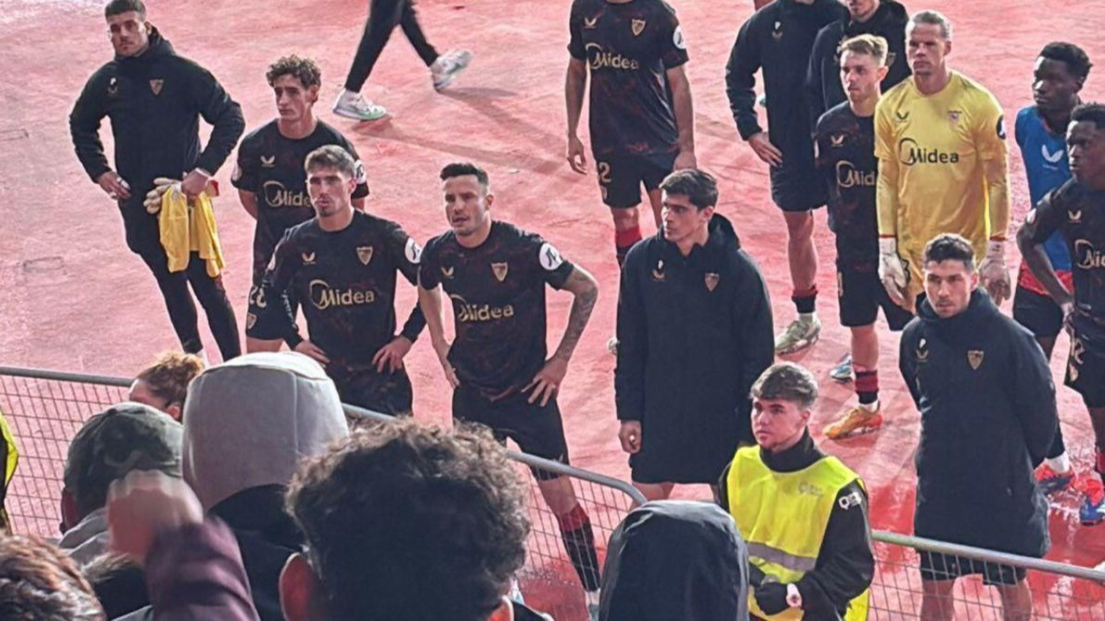 Saúl Ñiguez habla con los aficionados del Sevilla tras la derrota en Almería.